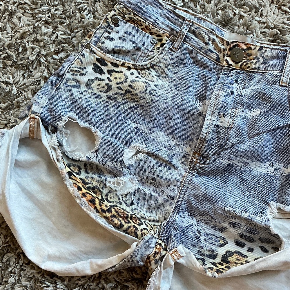 One Teaspoon Distressed Leopard Print High Waist Bandits Denim Shorts - Picture 4 of 6